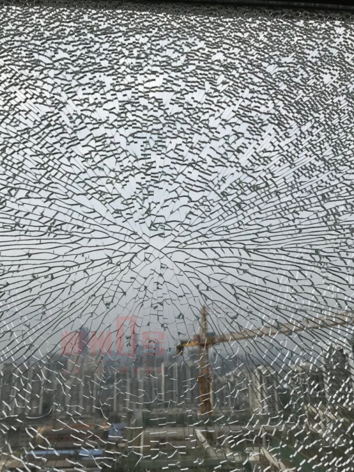 佛山专业玻璃厂告诉你钢化玻璃自爆的原因是什么？如何有效预防？