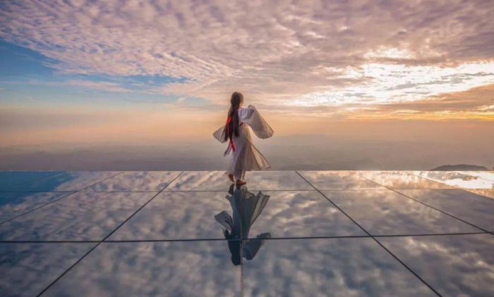 天空之镜会容易反光畸变易刮花水痕残留吗?佛山海博特种玻璃天空之镜定制厂家· 天空之镜会容易反光畸变易刮花水痕残留吗?佛山海博特种玻璃天空之镜定制厂家·