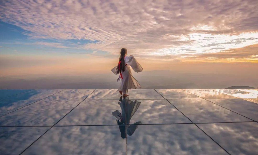 天空之镜会容易反光畸变易刮花水痕残留吗？佛山海博特种玻璃天空之镜定制厂家·